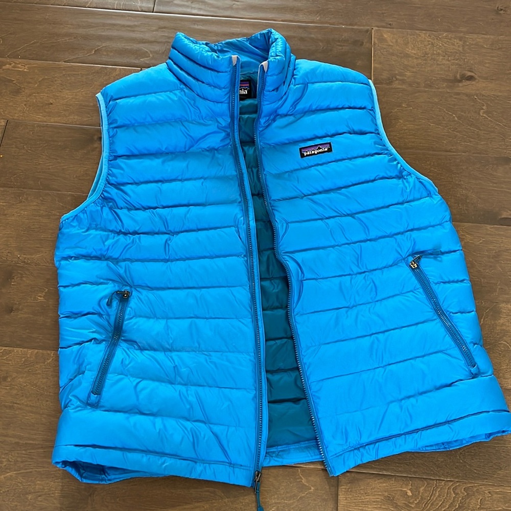 Men’s Patagonia Down blue puffer vest like new condition. zippered pockets.
